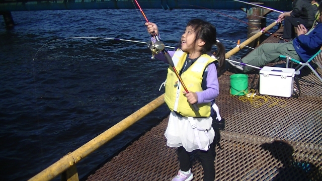 海釣りを楽しむ少女